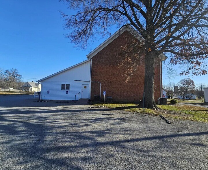 More Photos Of 401 N Vine St, Sparta Specialty For Sale