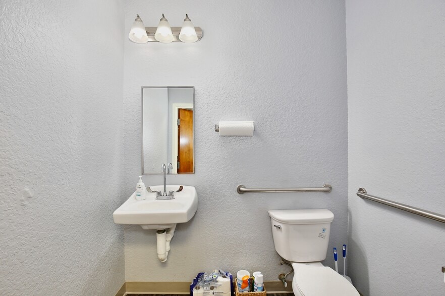 More Photos Of 6881 Kingspointe Pky, Orlando Flex For Lease