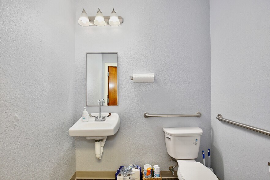 More Photos Of 6881 Kingspointe Pky, Orlando Business Park For Sale