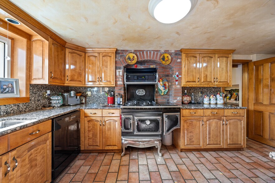 More Photos Of 2035 Scott Rd, Cheshire Specialty For Sale