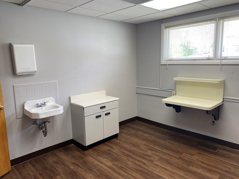 More Photos Of 810 Bonneview Rd, York Medical For Lease