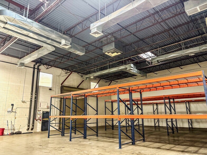 More Photos Of 7777 E Paradise Ln, Scottsdale Light Distribution For Lease