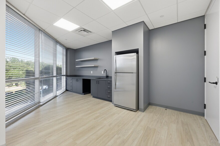 More Photos Of 1776 American Heritage Life Dr, Jacksonville Office For Lease