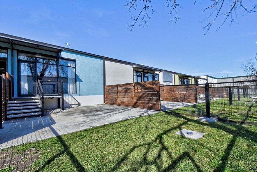 More Photos Of 3363 E Commerce St, San Antonio Warehouse For Sale