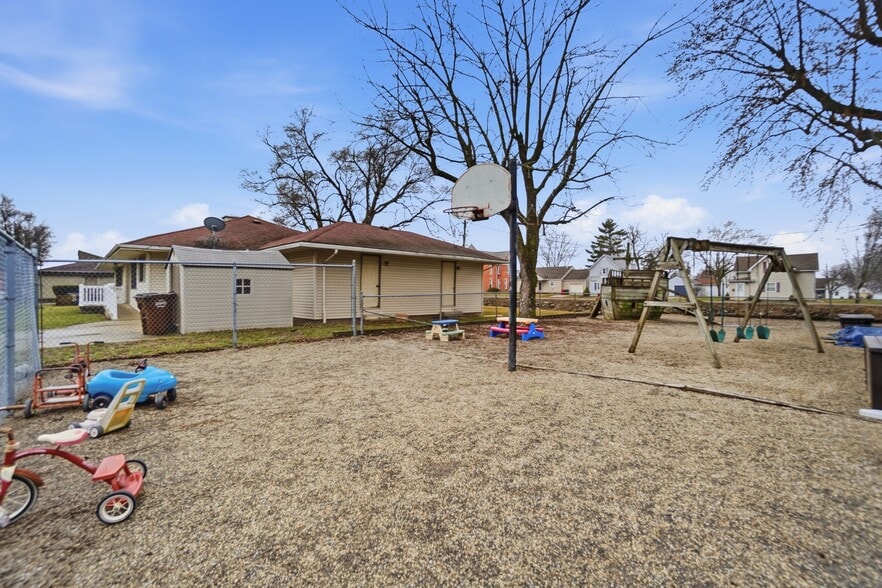 More Photos Of 213 N Broadway St, Spencerville Flex For Sale