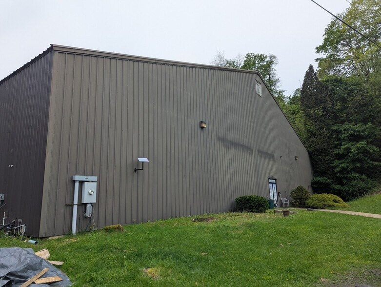 Primary Photo Of 424 Country Club Rd, Johnstown Golf Course Driving Range For Sale