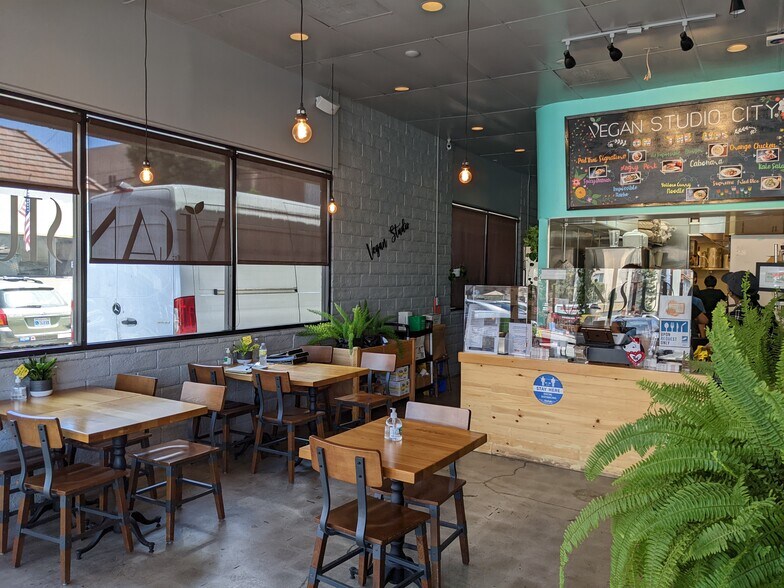More Photos Of 11044-11056 Ventura Blvd, Studio City Restaurant For Lease
