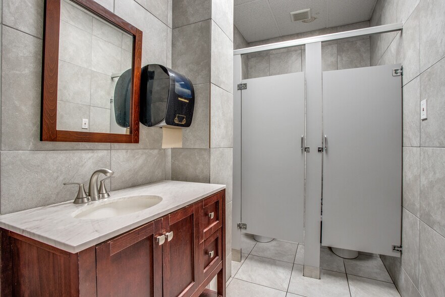 More Photos Of 502 N Haskell Ave, Dallas Office For Sale