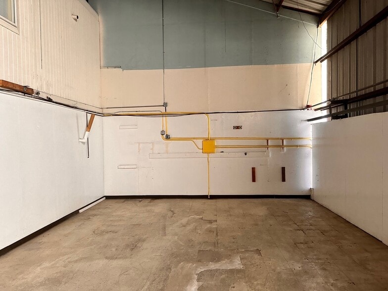 More Photos Of 585 Quarry Rd, San Carlos Warehouse For Lease
