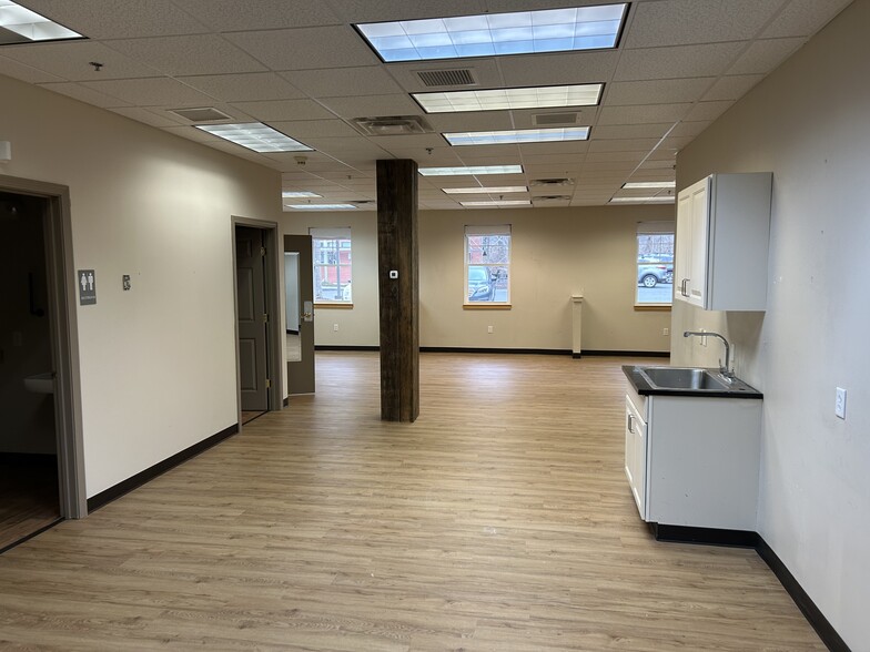 More Photos Of 45 Forest Falls Dr, Yarmouth Medical For Sale