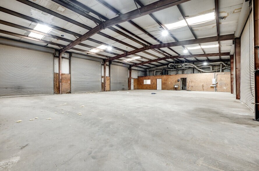 More Photos Of 421 Compton Ave, Irving Warehouse For Lease
