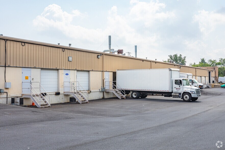 More Photos Of 256-284 Quigley Blvd, New Castle Warehouse For Lease