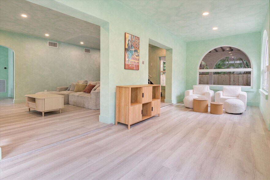 More Photos Of 22 NE 44th St, Miami Office Residential For Lease