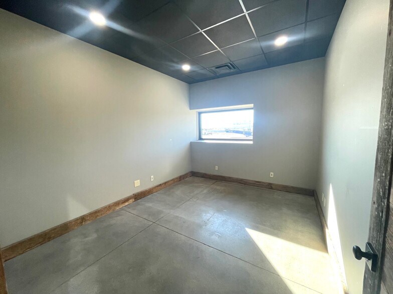 More Photos Of 2608 E 32nd Street Pl, Kearney Warehouse For Lease