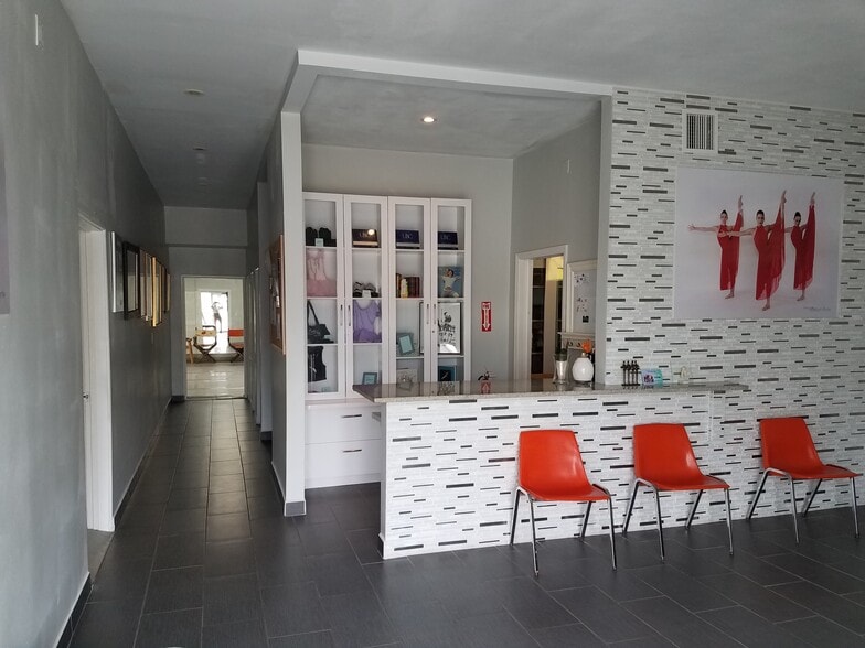 More Photos Of 924 N Dixie Hwy, Lake Worth Storefront Retail Residential For Lease