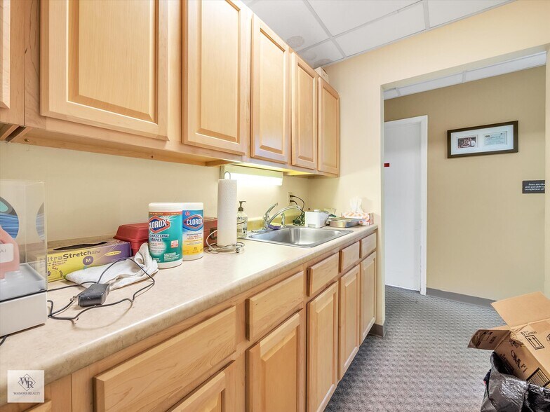 More Photos Of 25400-25430 Goddard Rd, Taylor Medical For Sale