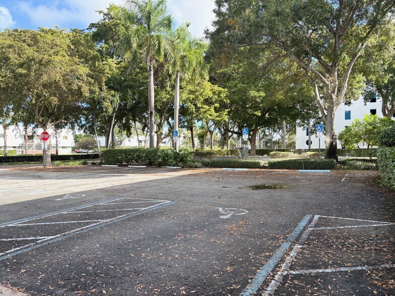 More Photos Of 900 NW 13th St, Boca Raton Medical For Lease