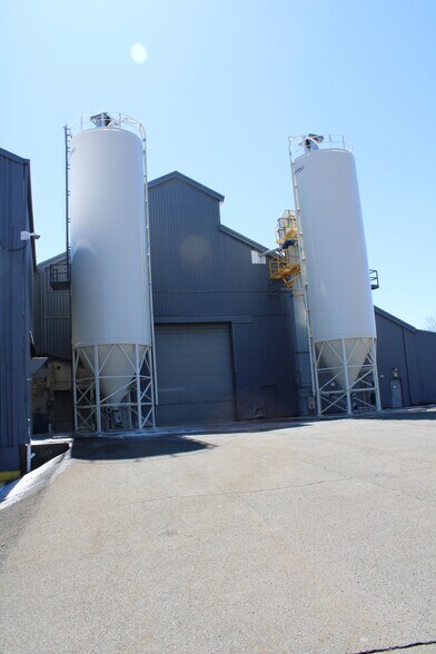 More Photos Of 101 Carleton Ave, Hazleton Manufacturing For Lease