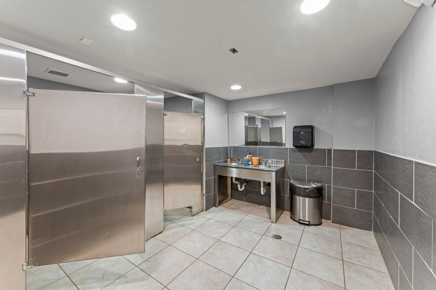 More Photos Of 19 N Main St, Washington Storefront For Sale