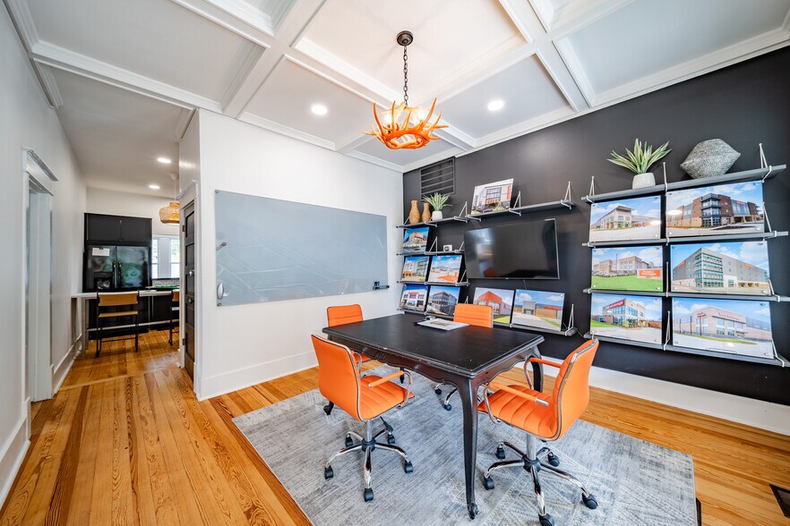 More Photos Of 729 N Bishop Ave, Dallas Office For Sale