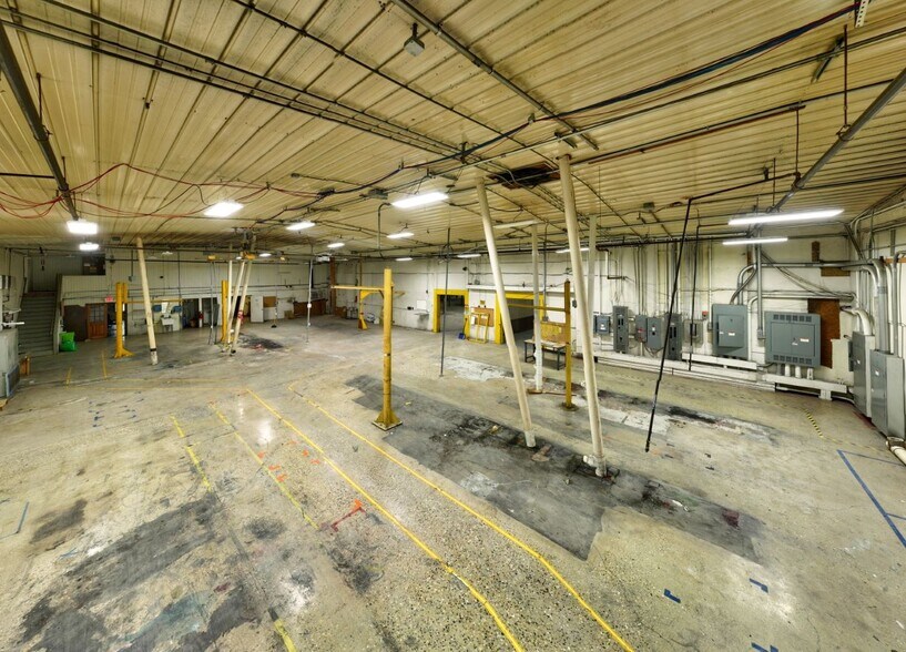 More Photos Of 7656 E 700th Ave, Robinson Manufacturing For Lease