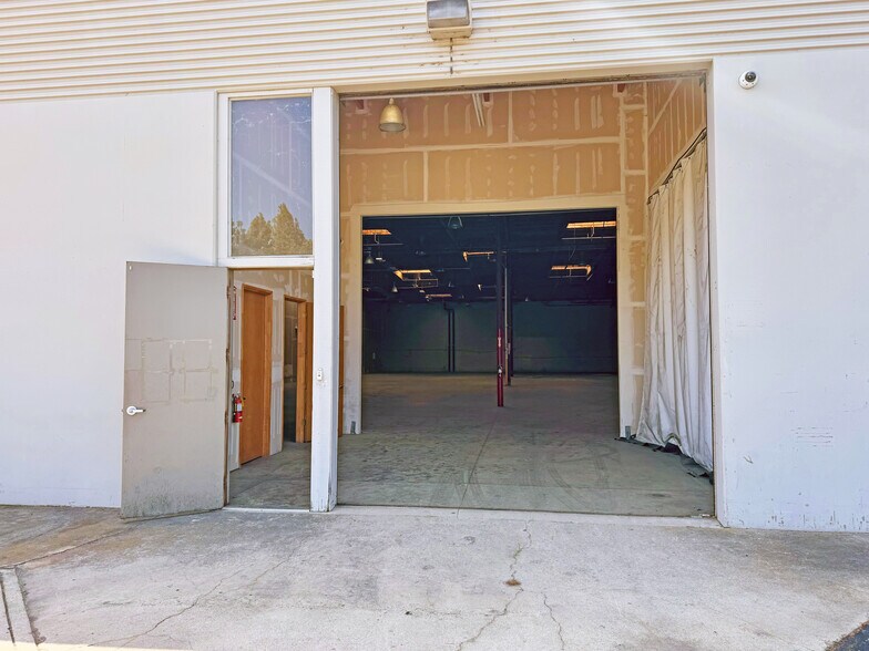 More Photos Of 147 Castilian Dr, Goleta Distribution For Lease