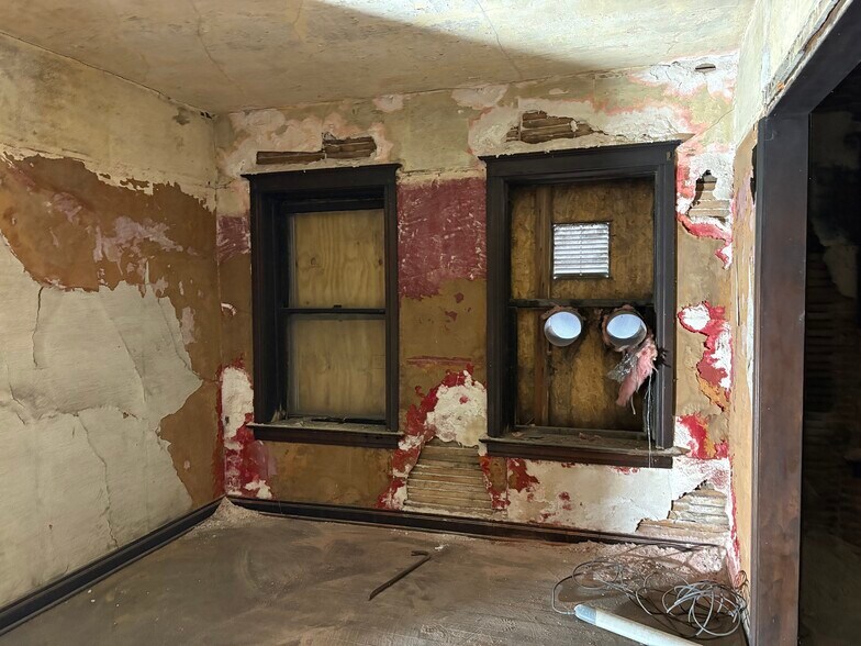 More Photos Of 2301 W Superior St, Duluth Storefront Retail Residential For Sale