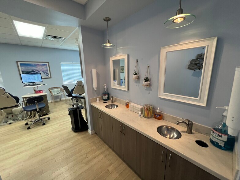 More Photos Of 13135 Kings Lake Dr, Gibsonton Medical For Lease