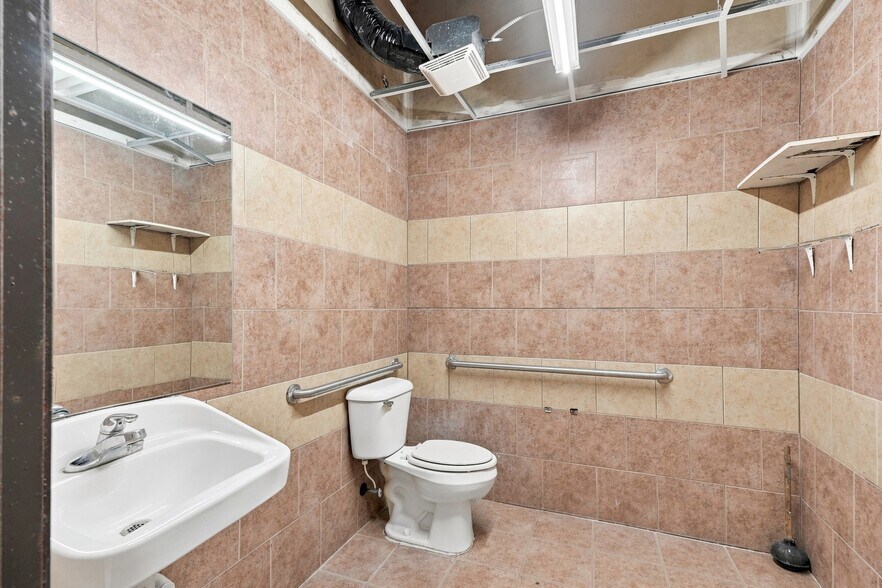 More Photos Of 7870 Southfield Rd, Detroit Freestanding For Sale