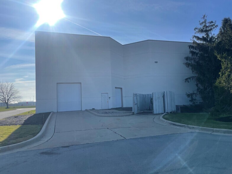 More Photos Of 9100 Fallview Dr, Fishers Office For Sale