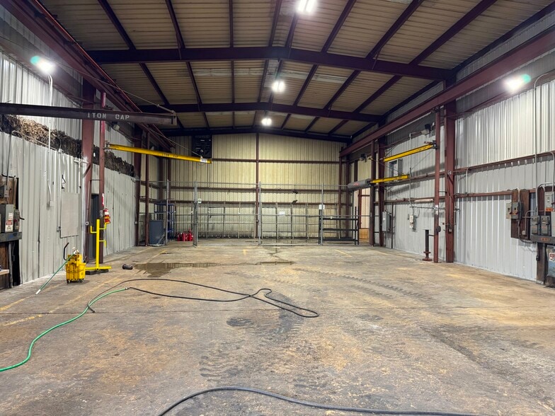More Photos Of 6031 Fm 2767, Tyler Warehouse For Lease