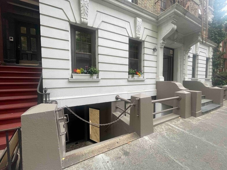More Photos Of 128 W 13th St, New York Apartments For Lease