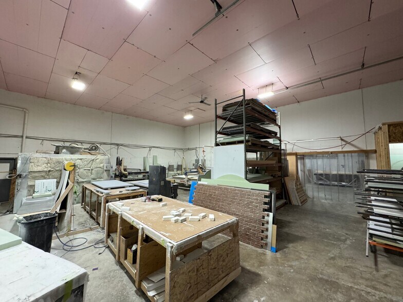 More Photos Of 125 N Service Rd, Saint Peters Warehouse For Sale
