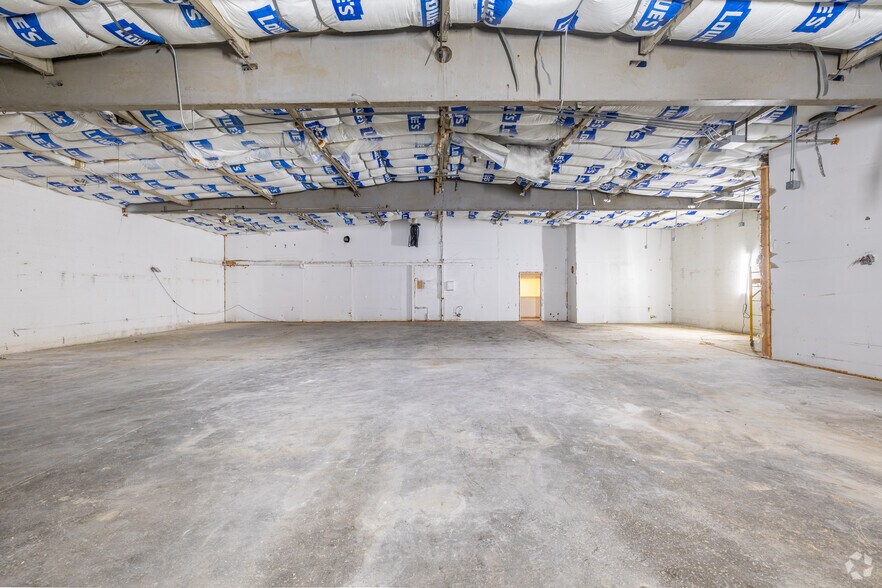 More Photos Of 6943 Eton Ave, Canoga Park Manufacturing For Sale