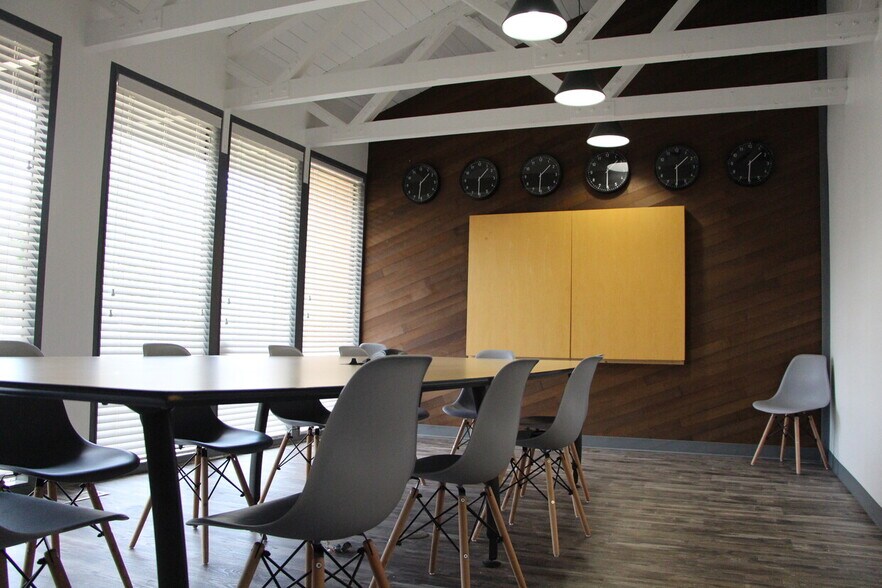 More Photos Of 3901 SE Naef Rd, Portland Manufacturing For Lease