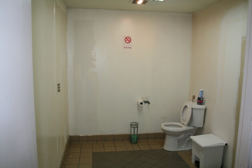 More Photos Of 8390 Terminal Rd, Lorton Warehouse For Lease