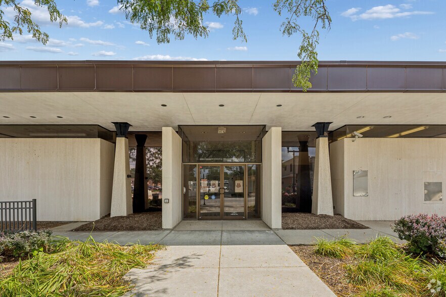More Photos Of 469 N Seymour Ave, Mundelein Bank For Sale