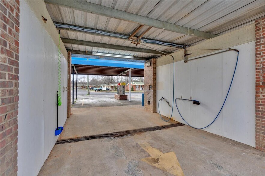 More Photos Of 102 S Fair St, Calhoun Carwash For Sale