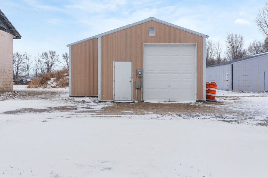 Primary Photo Of 1628-1630 Maple St, Reedsburg Warehouse For Lease