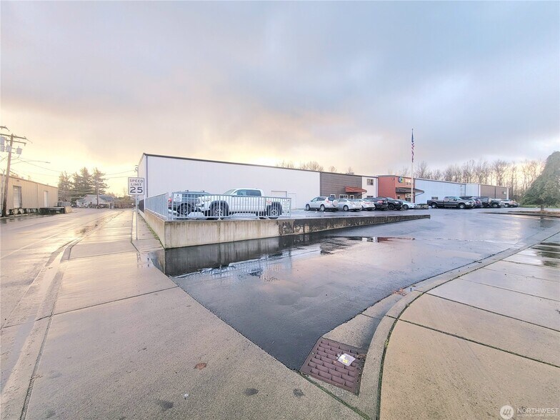 Primary Photo Of 401 Lincoln St, Everson Warehouse For Sale