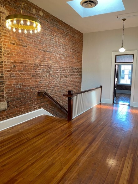 More Photos Of 121-129 N Main St, Mooresville Storefront Retail Office For Lease