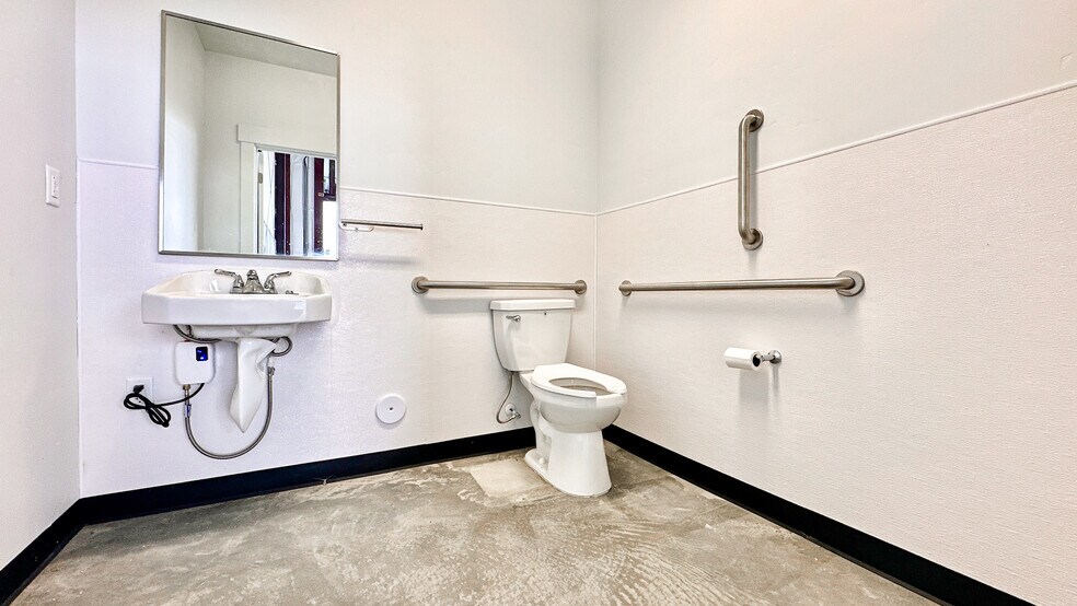 More Photos Of 5510-5515 Aviation Way, Caldwell Airplane Hangar For Sale