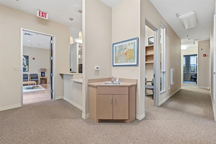 More Photos Of 5900 Southwest Pky, Austin Medical For Sale