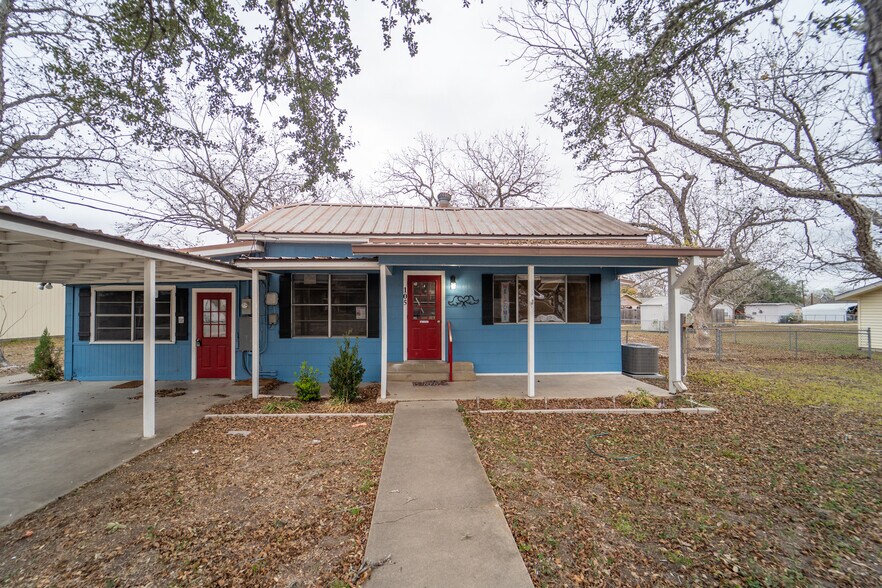 Primary Photo Of 105 Ward St, Cuero Daycare Center For Sale