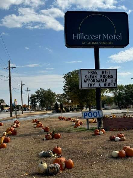 Primary Photo Of 606 W Holme St, Norton Hotel For Sale