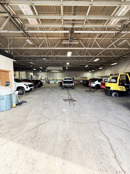 More Photos Of 1385 E Chicago St, Elgin Auto Repair For Lease