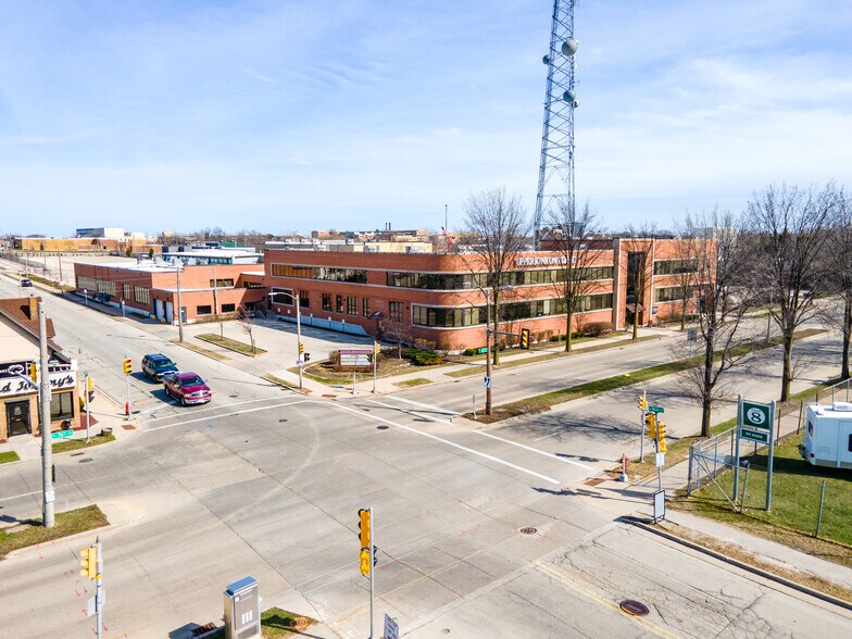More Photos Of 620 S 76th St, Milwaukee Office For Lease