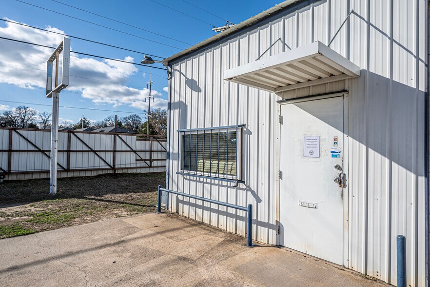 More Photos Of 11206 N Broadway Ave, Ada Warehouse For Sale