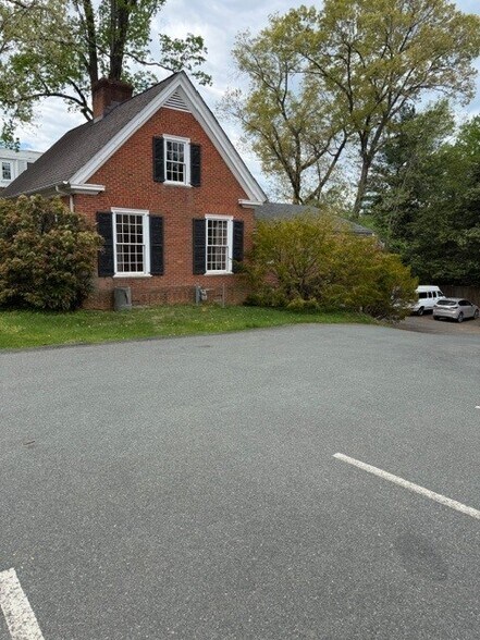 More Photos Of 1147 Rose Hill Dr, Charlottesville Office For Sale