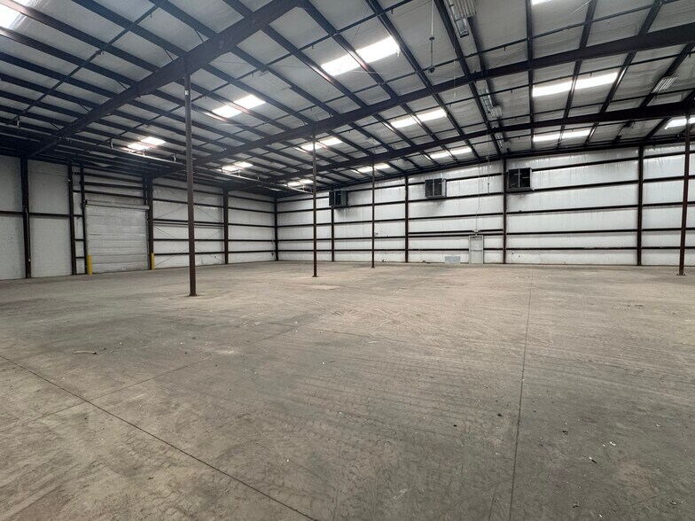 More Photos Of 204 N WW White Rd, San Antonio Distribution For Sale